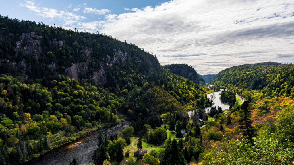 Agawa Canyon tour Train, Ontario - Picture by jimfeng