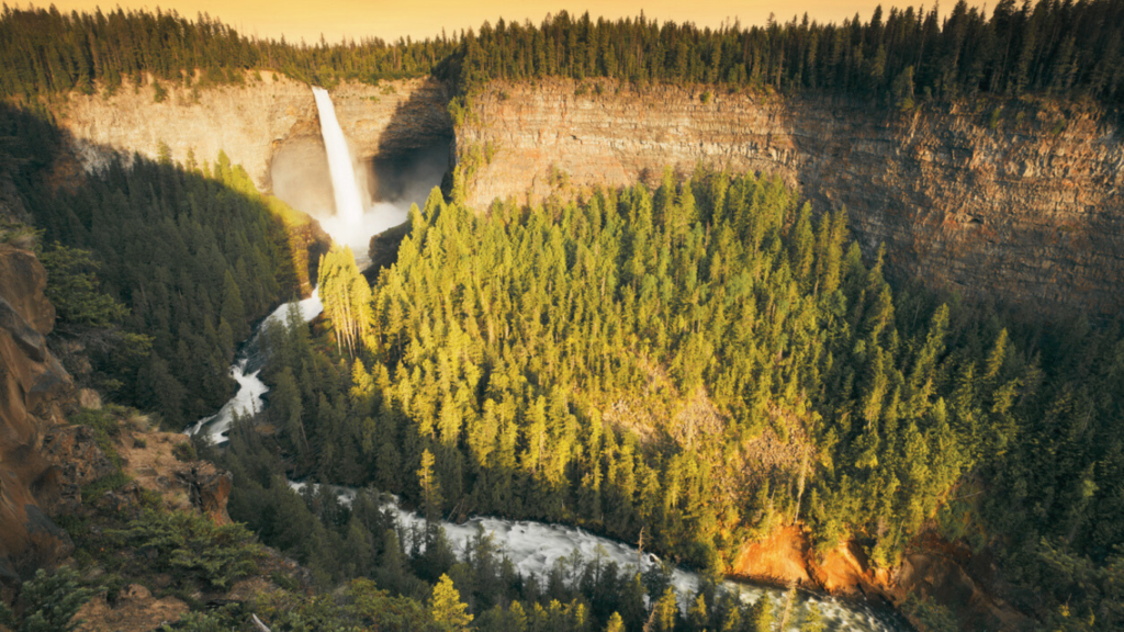 Majestic Helmcken Falls, Wells Gray Provincial Park - Picture by GlowingEarth